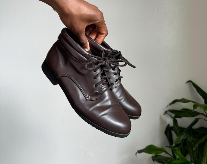 Vintage women's brown academia lace-up ankle Victorian boots size 7