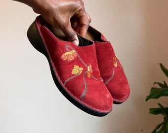 Naot Red Suede floral Embroidered Clogs Mules EU 37 US 6