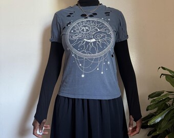 Celestial Sun Moon Distressed Fairycore T-shirt met print - S