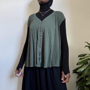 Blusa tipo chaleco Free People color verde salvia con fruncido, corte asimétrico y botones, talla M imagen 2