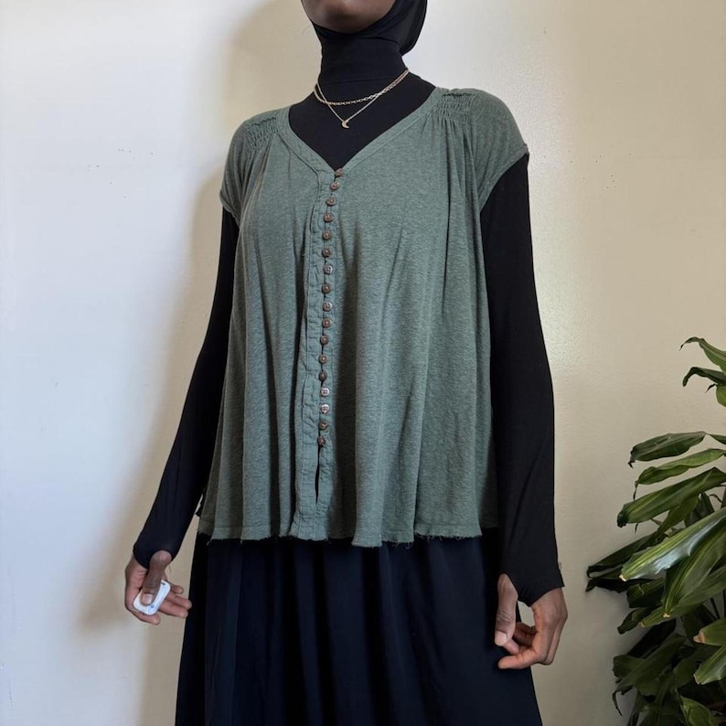 Blusa tipo chaleco Free People color verde salvia con fruncido, corte asimétrico y botones, talla M imagen 2
