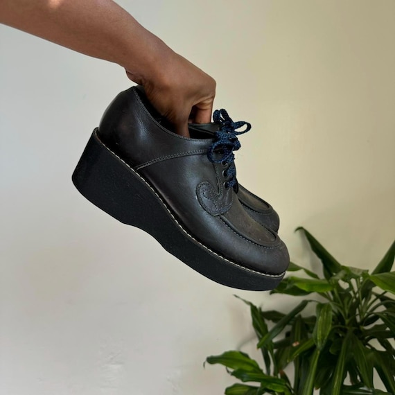 Scarpe vintage da donna nere con lacci e suola spessa, stile