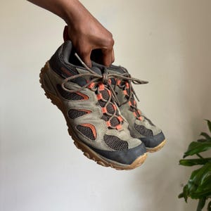 Zapatillas de senderismo bajas impermeables Merrell para hombre, talla US9, color gris y naranja, con tecnología Gorpcore.
