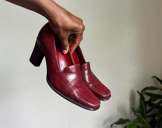 Vintage Women coquette burgundy minimalist loafer heels size 8B