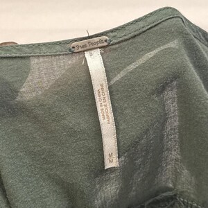 Blusa tipo chaleco Free People color verde salvia con fruncido, corte asimétrico y botones, talla M imagen 6