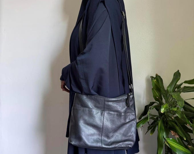 Vintage grunge Black leather shoulder bag