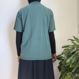 Camiseta vintage Nike con logo Swoosh bordado - verde bosque desteñido, talla L imagen 4