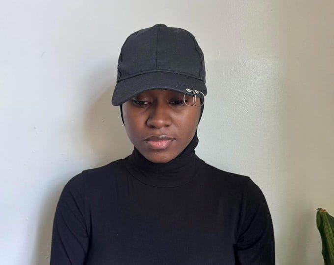 Black adjustable cap with ring buckle