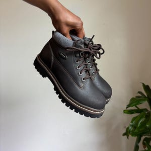 Skechers Stiefeletten aus dunkelbraunem Leder mit klobiger Profilsohle aus den 90er Jahren, Damengröße 8,5