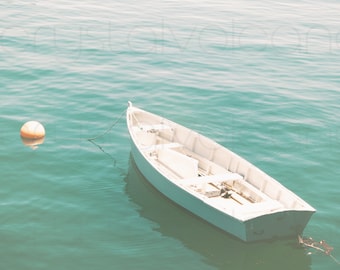 Impresión minimalista de barco costero: Fotografía del océano turquesa (descarga digital)