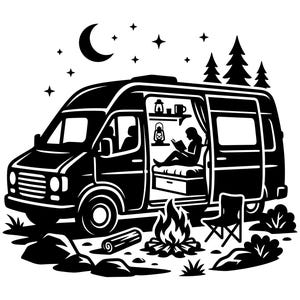 Könnte beinhalten: Eine schwarz-weiße grafische Illustration eines Campingbusses bei Nacht. Die Seitentür ist geöffnet und zeigt eine Person, die auf einem Bett liest, mit Laternen auf Regalen. Draußen brennt ein Lagerfeuer neben einem Klappstuhl und Bäumen.
