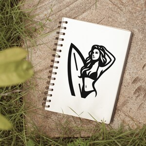 Op de afbeelding: Zwart-witte illustratie van een vrouw die op een surfboard staat. De vrouw draagt een bikini en heeft lang haar. De illustratie is getekend in een vintage stijl.