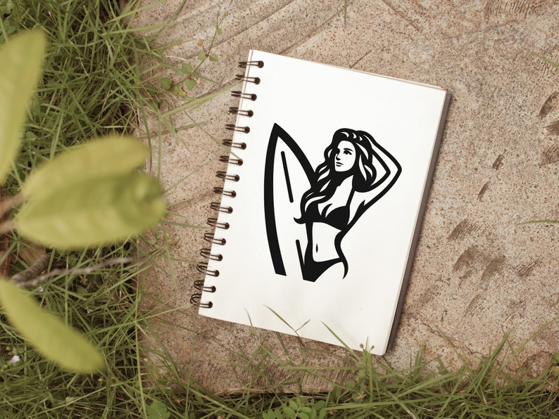 Op de afbeelding: Zwart-witte illustratie van een vrouw die op een surfboard staat. De vrouw draagt een bikini en heeft lang haar. De illustratie is getekend in een vintage stijl.