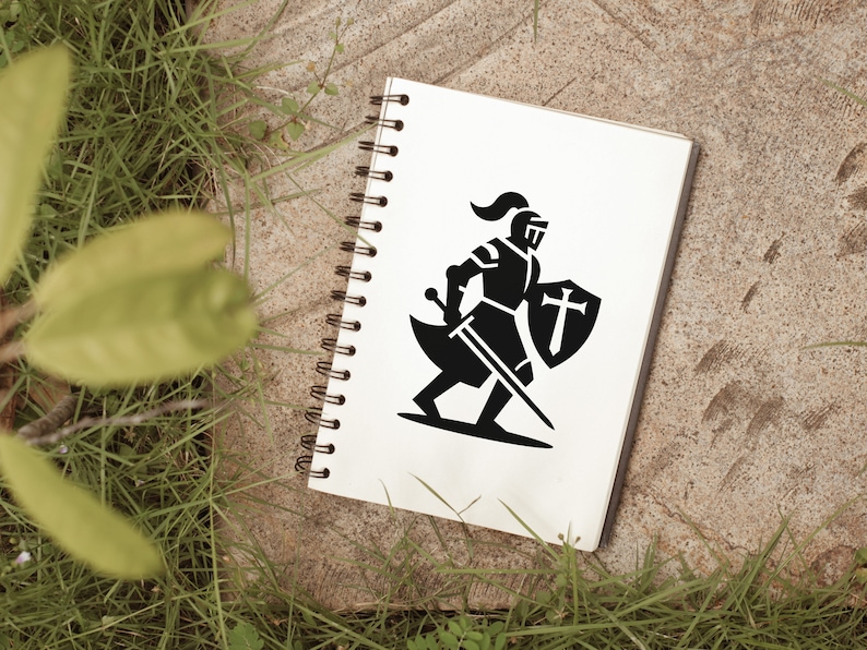 Op de afbeelding: Een zwart-witte illustratie van een ridder in harnas met een zwaard en schild met een kruis erop. De illustratie is getekend op een wit notitieboek.