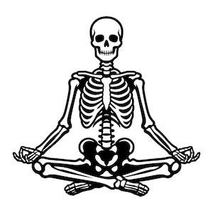 Op de afbeelding: Zwart-wit illustratie van een skelet in een zittende yogahouding. Het skelet zit in een kleermakerszit met de handen op de knieën. De afbeelding is een grafisch ontwerp met een witte achtergrond.