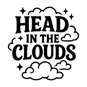 Puede incluir: Gráfico en blanco y negro con la frase "HEAD IN THE CLOUDS" en letras negritas y redondeadas. El texto está rodeado de nubes y estrellas estilizadas, creando un diseño caprichoso.