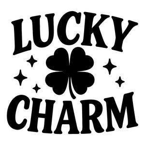 Może przedstawiać: Czarno-biała grafika z napisem "LUCKY CHARM" pogrubioną, zaokrągloną czcionką. Czterolistna koniczyna jest wyśrodkowana między słowami, z rozbłyskami gwiazd po obu stronach. Idealny na Dzień Świętego Patryka.