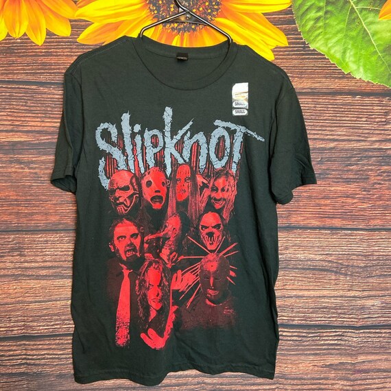 red slipknot shirt