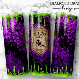 Può includere: Un bicchiere nero e verde con uno sfondo di glitter viola. Il bicchiere ha un'etichetta che dice "Witch's Brew" con una strega che vola su una scopa. Il bicchiere è perfetto per Halloween.