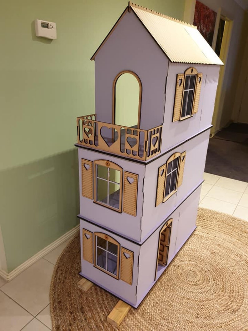 giant dollhouse