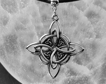 SIMBOLIKS Collier noeud de sorcière, tricquettes, noeud celtique, amulette de protection, wicca, cadeau de sorcellerie païenne wicca Noeud de sorcière