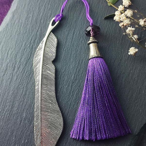 SIMBOLIKS Marcapáginas de Pluma de metal, Punto de libro con borla purpura, Regalo para Profesora, Lectores Mujer Niños, Pulsera de regalo