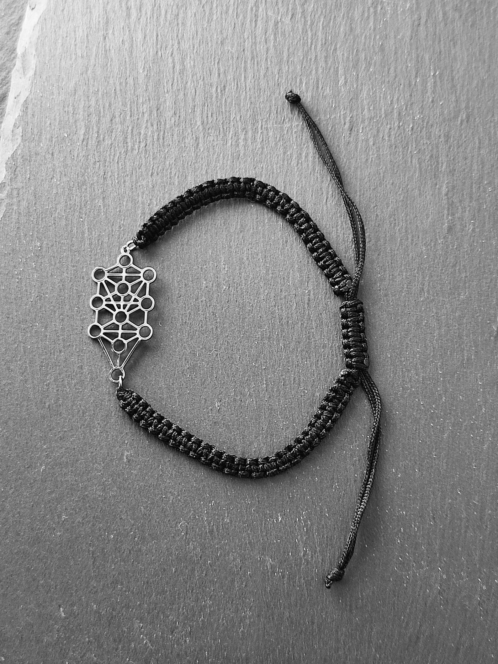 SIMBOLIKS Pulsera Celta Triskel – Brazalete De Druida Con Amuleto De La Buena Suerte, Trisquel En Verde Para Protección Energética Y Conexión Ancestral