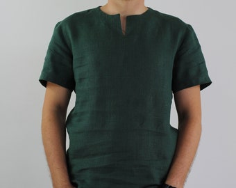 Può includere: Una camicia di lino verde scuro a maniche corte e scollo a V. La camicia è realizzata in un tessuto morbido e traspirante, perfetta per il clima caldo.