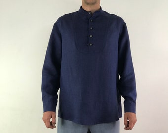 Può includere: Una camicia a maniche lunghe blu navy con colletto alla coreana e chiusura con bottoni. La camicia è realizzata in un tessuto leggero e ha una vestibilità rilassata.