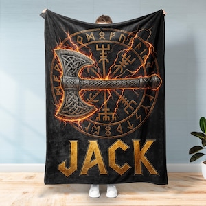 Op de afbeelding: Een zwarte fleece deken met een grote, gedetailleerde strijdbijl gecentreerd over een cirkelvormig runenkompasontwerp. De afbeelding bevat levendige oranje bliksemaccenten en de naam JACK in grote, vetgedrukte, goudkleurige hoofdletters.
