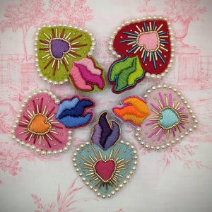Broche de corazón exvoto bordado