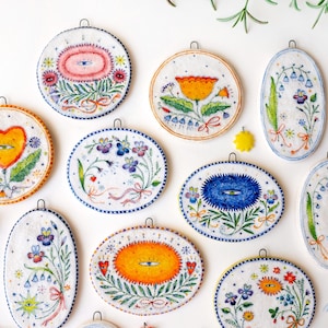 Boho bloemen etnisch ornament op een miniatuur keramische tegel, botanische bloemillustratie op een aardewerk minimalistische muurkunst hangend