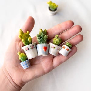 Handgemachter Kaktus aus Keramik: Miniatur Keramik Figur