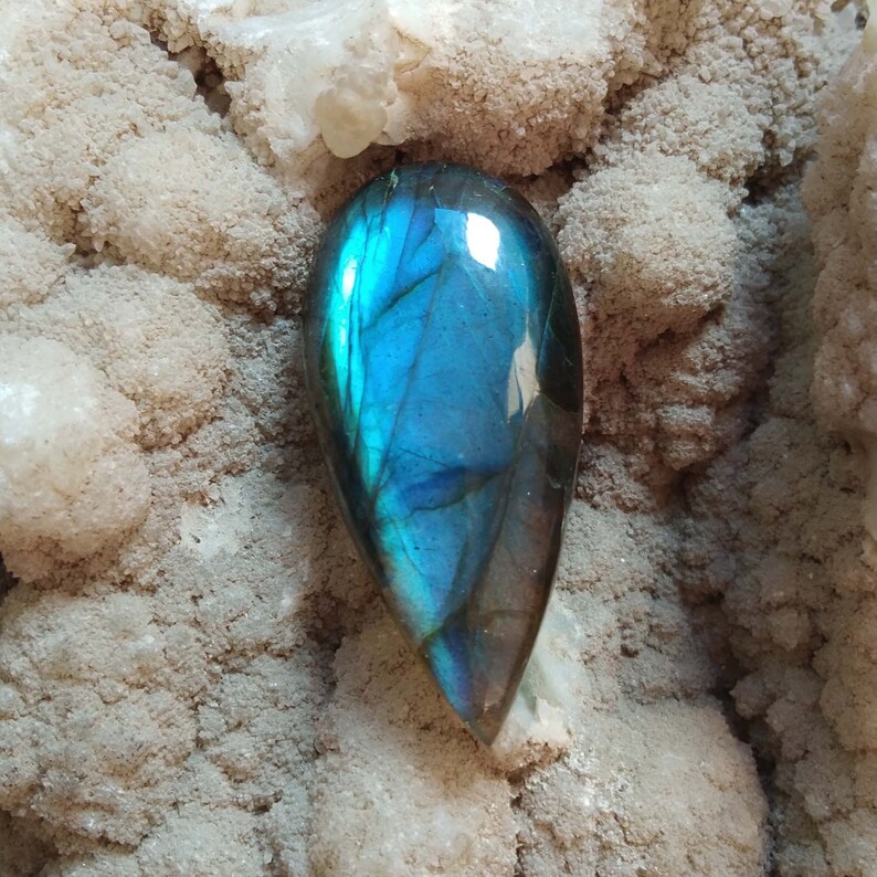 Jewelry Making AAA Quality Labradorite Cabochon Gemstone 37X17X7MM 38CTS Pear Shape Green Blue Flashy Labradorite Loose Gemstone Crystal