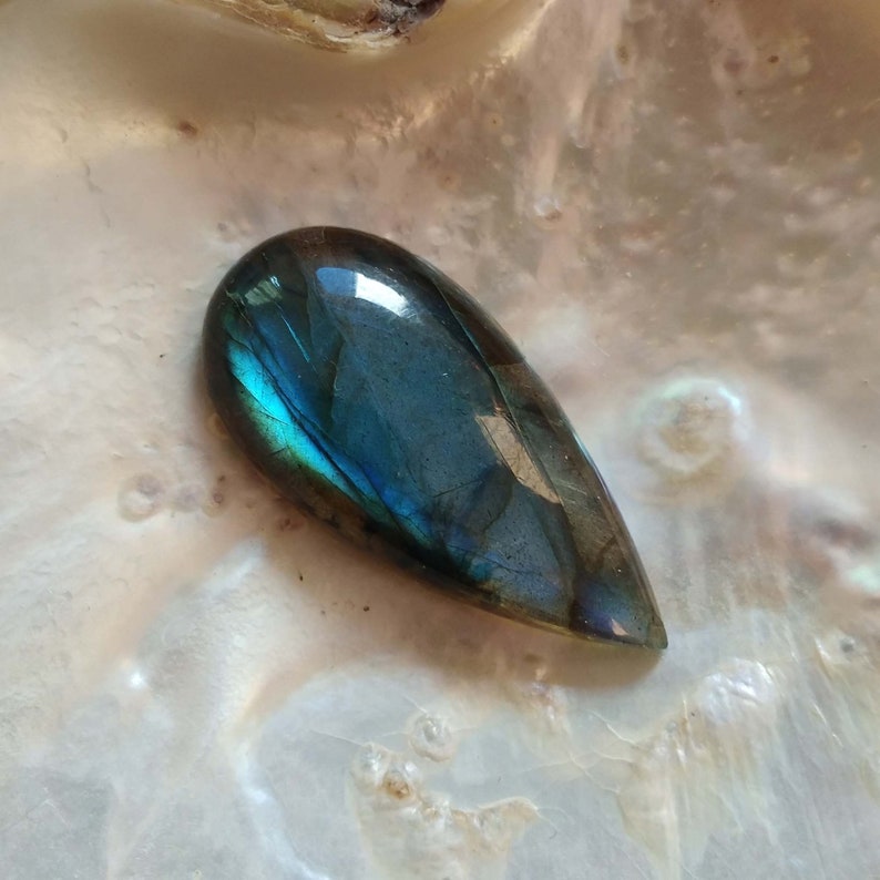 Jewelry Making AAA Quality Labradorite Cabochon Gemstone 37X17X7MM 38CTS Pear Shape Green Blue Flashy Labradorite Loose Gemstone Crystal