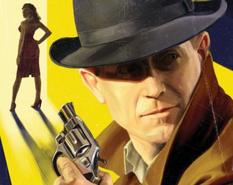 Può includere: Un uomo con un trench marrone e un cappello fedora tiene un revolver d'argento. Lo sfondo è un poster giallo e blu con il testo "Farewell My Lovely".