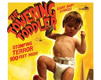 Può includere: Un poster di un film chiamato "The Towering Toddler" che presenta un bambino gigante con un pannolino che tiene un telecomando. Il bambino è in piedi sopra una città con edifici e auto schiacciati sotto i suoi piedi. Il testo sul poster recita "Giant Baby Strikes!" e "Stomping Terror 100 Feet High!"