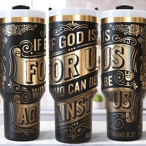 Peut inclure: Gobelet isotherme noir et doré avec une poignée. Le gobelet présente le texte "IF GOD IS FOR US, WHO CAN BE AGAINST US" et "ROMANS 8:31" dans un design orné. Il a un bord blanc et une poignée noire.