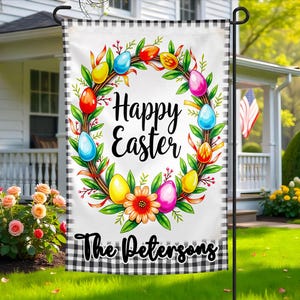 Może przedstawiać: Biało-czarna w kratkę flaga ogrodowa na Wielkanoc z wieńcem kolorowych jajek wielkanocnych, kwiatów i zieleni. Tekst "Happy Easter" znajduje się w środku wieńca, a tekst "The Petersons" znajduje się na dole flagi.