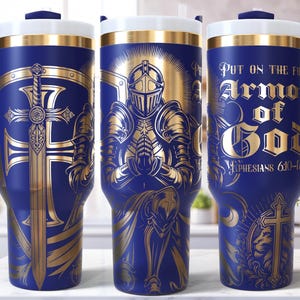 Puede incluir: Tres tazas de viaje azul marino con ilustraciones doradas. Una taza presenta un diseño de espada y cruz, otra un caballero con armadura y la tercera muestra el texto "Armor of God" y una cruz. Cada taza tiene un borde blanco y dorado y un asa azul.