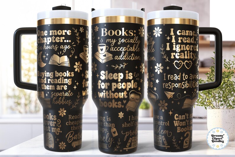 Op de afbeelding: Drie zwarte reisbekers met gouden tekst en accenten. Elke beker heeft een ander citaat over boeken en lezen. De bekers hebben zwarte handvatten, witte randen en zwarte deksels. De bekers zijn versierd met bloemen en boekgerelateerde afbeeldingen.