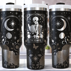 Tarot-Karte SVG 40 Oz Laser Tumbler Wrap, graviert, geätzt, Quencher Nahtlos, Bücherwurm Skelett SVG, Celestial Reading, Gothic, Fantasy Design