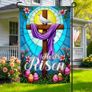 Könnte beinhalten: Eine Gartenflagge im Stil eines Buntglasfensters mit einem Kreuz, einer Taube und den Worten "He Is Risen". Die Flagge ist blau, lila und grün mit einer weißen Taube und einem braunen Kreuz. Der Hintergrund ist ein Buntglasmuster.