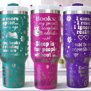 Op de afbeelding: Drie ge&iuml;soleerde bekers in teal, roze en paars, elk met een wit deksel en handvat. De teal beker heeft de tekst "One more chapter..." en graphics met boeken. De roze beker zegt "Books: my socially acceptable addiction". De paarse beker luidt "I came, I read, I ignored reality."