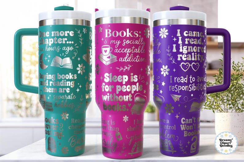 Op de afbeelding: Drie ge&iuml;soleerde bekers in teal, roze en paars, elk met een wit deksel en handvat. De teal beker heeft de tekst "One more chapter..." en graphics met boeken. De roze beker zegt "Books: my socially acceptable addiction". De paarse beker luidt "I came, I read, I ignored reality."