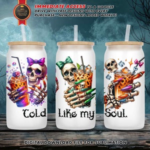 Op de afbeelding: Drie witte sublimatiebekers met een schedel- en kruisbeendesign en tekst die "Cold", "Like my" en "Soul" zegt.