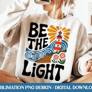 Camisa cristã em PNG "Seja a Luz", sublimação, design vintage retrô religioso Boho Cottagecore, farol náutico, citação bíblica em PNG "Mateus"