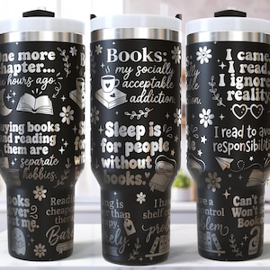 Leesgrage 40 oz beker wrap SVG lasergravure-bestand, grappige Romantasy Fantasy lezen citaten Booktok schattig Girly ontwerp afbeelding 1
