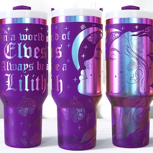 Puede incluir: Vaso morado con tapa y asa blancas. El vaso presenta el texto "In a world of Elves, Always be a Lilith" en una fuente gótica. El diseño incluye una luna y estrellas.