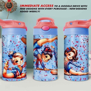 Könnte beinhalten: Drei blaue Wasserflaschen mit einem weißen und roten Sternenmuster und einer bunten Illustration einer Turnerin auf jeder Flasche. Die Flaschen haben einen rosa Deckel und einen rosa Ausguss.